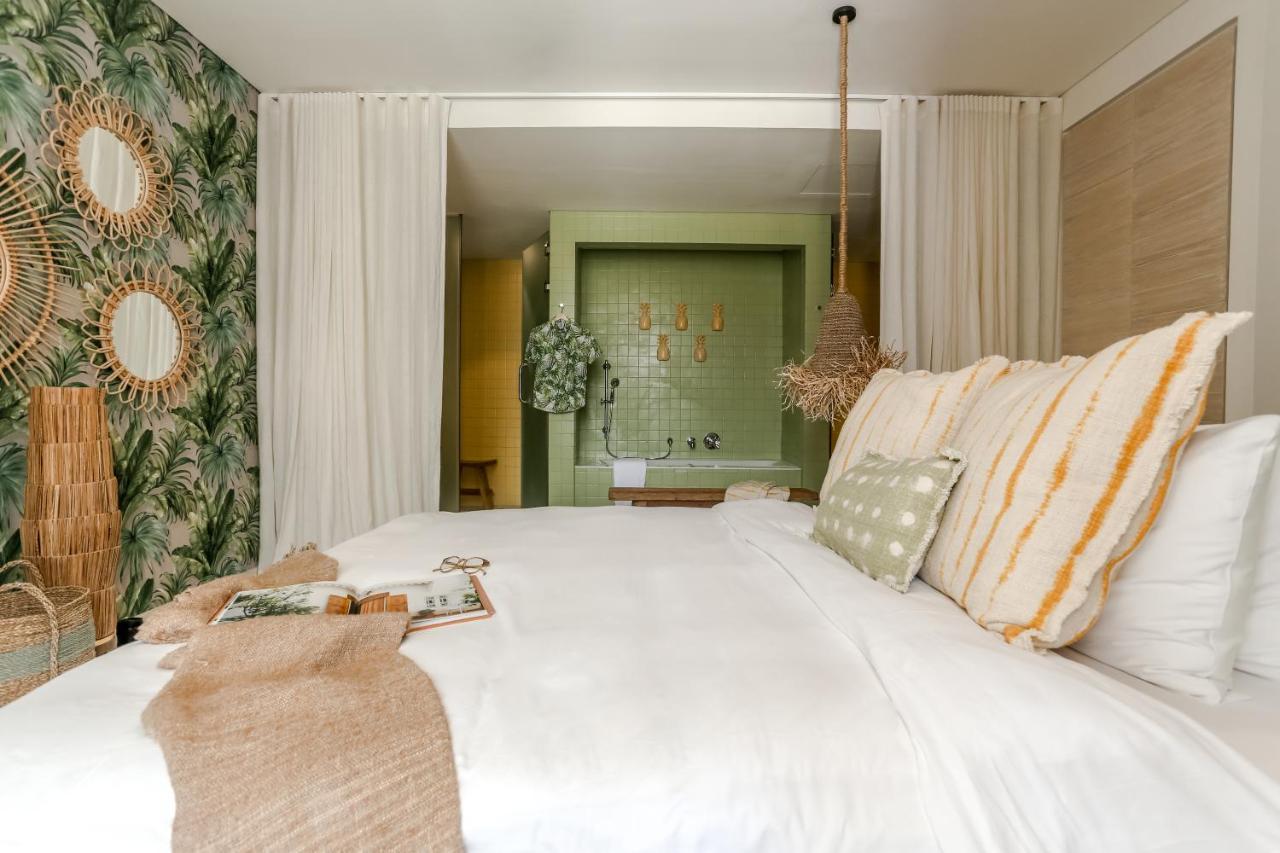 Cloud 7 Residences Ayla Aqaba Exteriör bild A bedroom at the hotel
