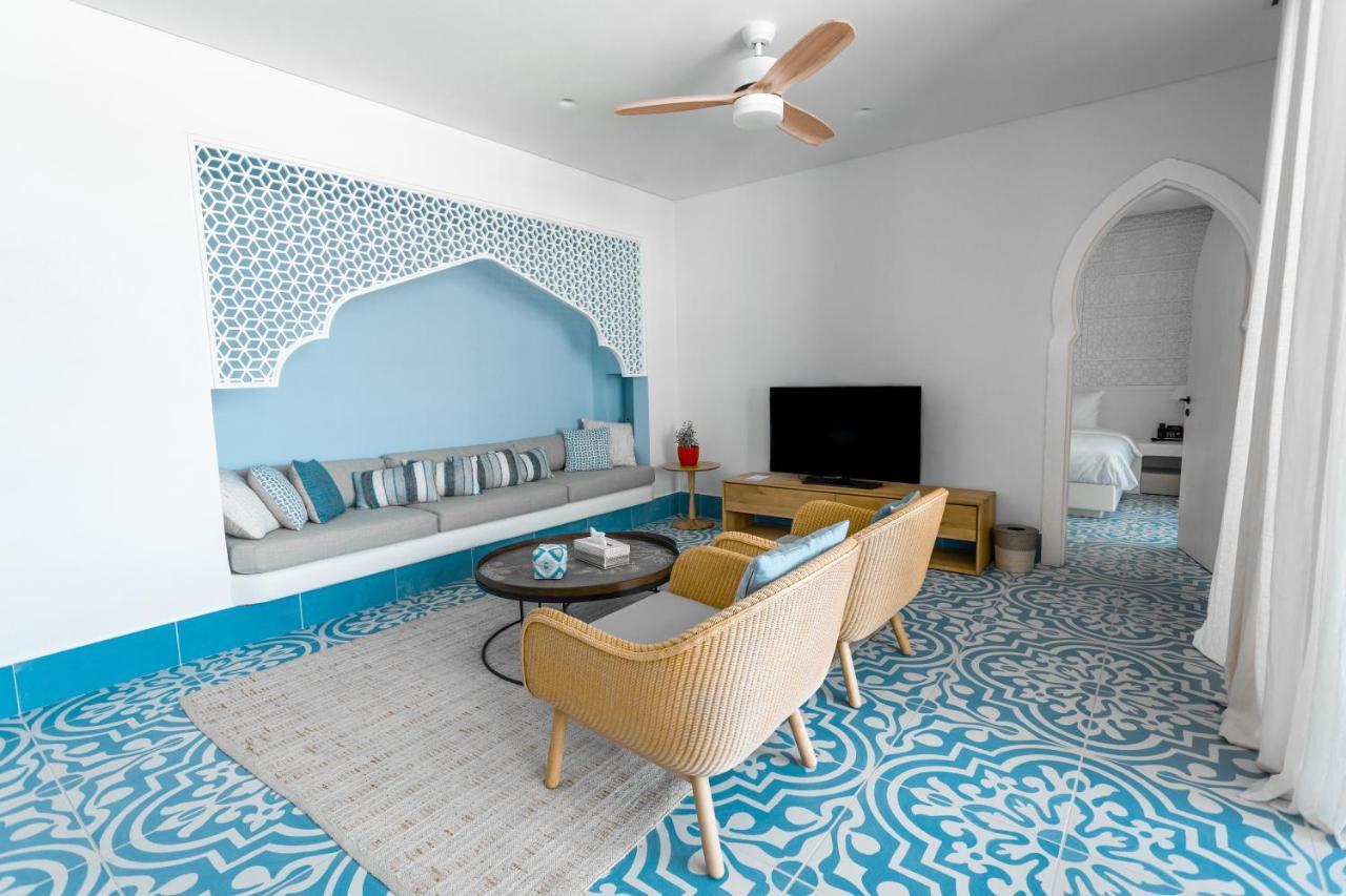 Cloud 7 Residences Ayla Aqaba Exteriör bild A living room in a suite at the resort