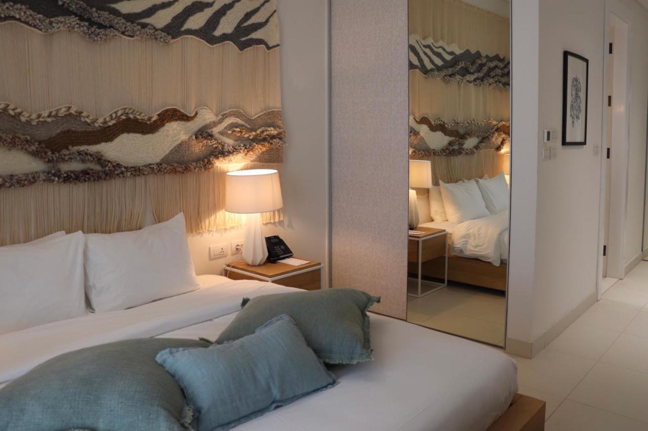 Cloud 7 Residences Ayla Aqaba Exteriör bild A bedroom at the hotel