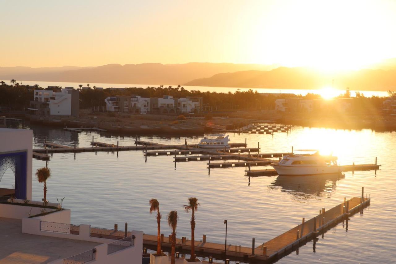 Cloud 7 Residences Ayla Aqaba Exteriör bild Sunset at the marina