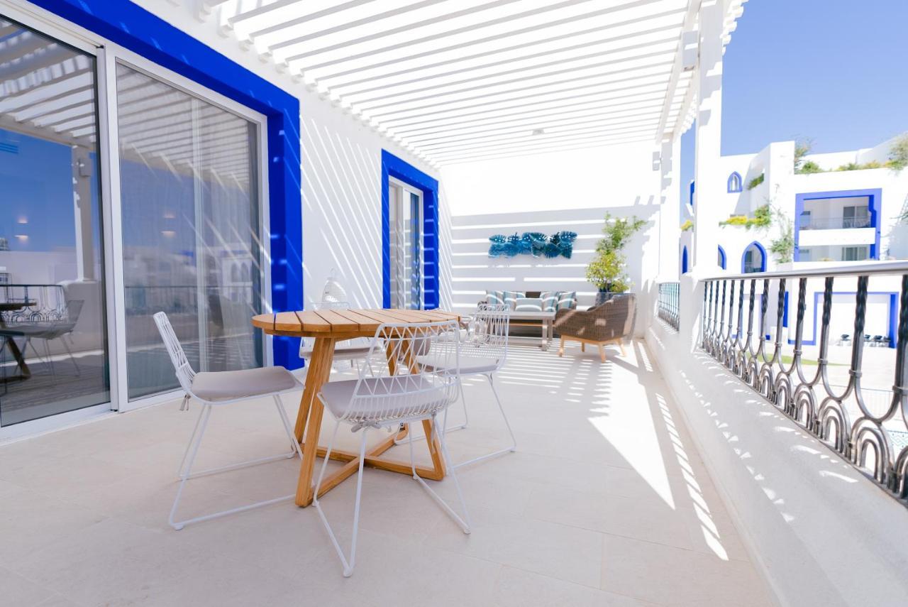 Cloud 7 Residences Ayla Aqaba Exteriör bild A balcony