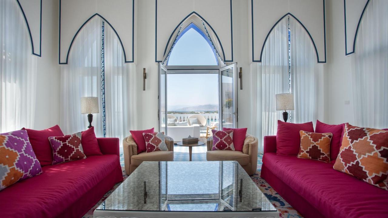 Cloud 7 Residences Ayla Aqaba Exteriör bild A living room at the hotel