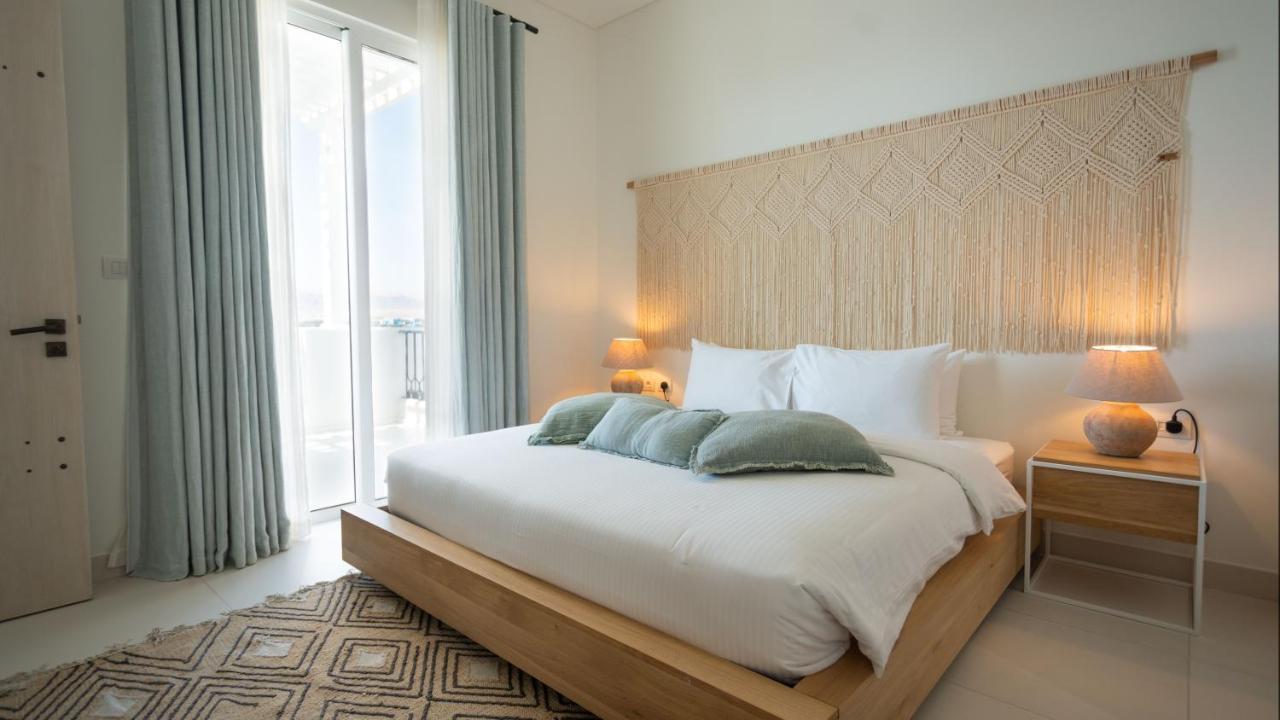 Cloud 7 Residences Ayla Aqaba Exteriör bild A bedroom at the hotel