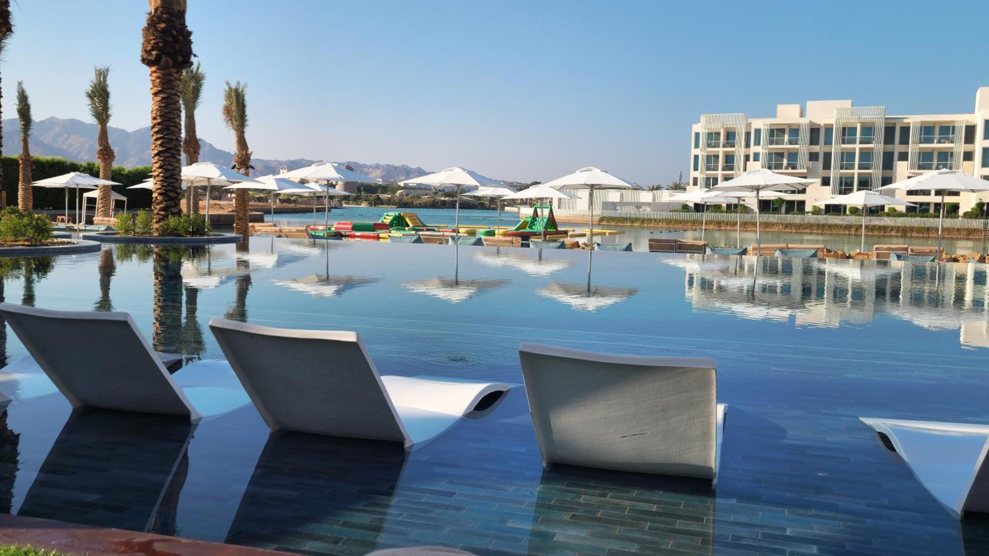Cloud 7 Residences Ayla Aqaba Exteriör bild The resort's lagoon